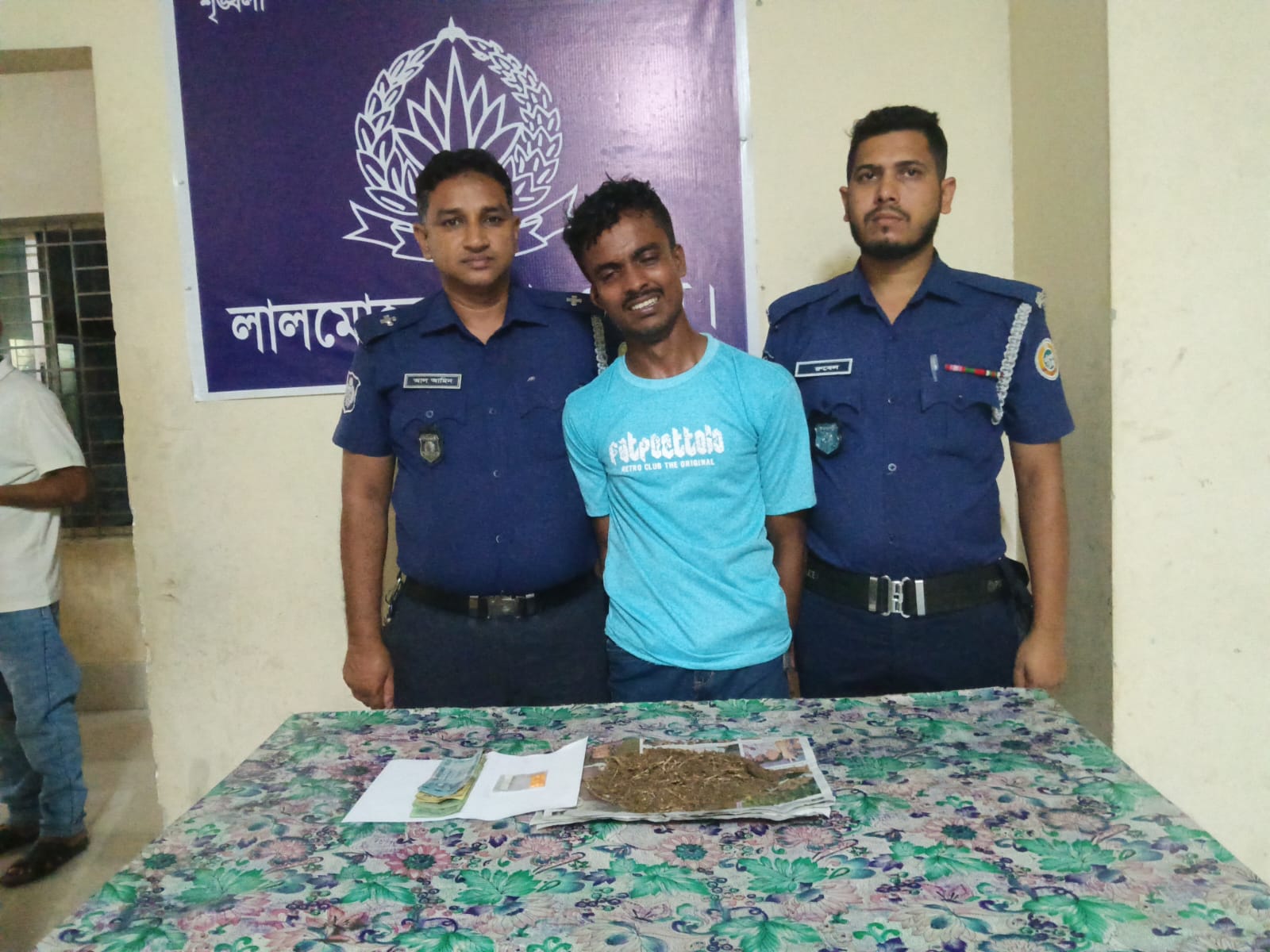 লালমোহনে মাদকসহ যুবক গ্রেফতার